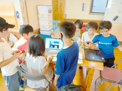 子どもたちが意見を出し合いAIに挑戦
