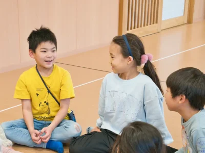 楽しそうに話す男の子