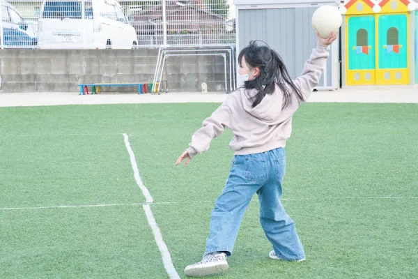 ドッチボールを楽しむ女の子