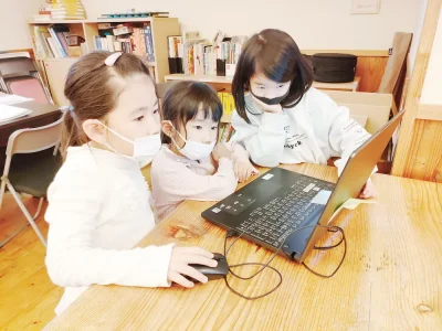 子どもたちがパソコンに挑戦している